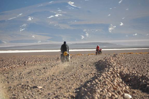 Ciclistas alemães continuam sua travessia do Salar de Uyuni, na Laguna Colorada - Bolívia